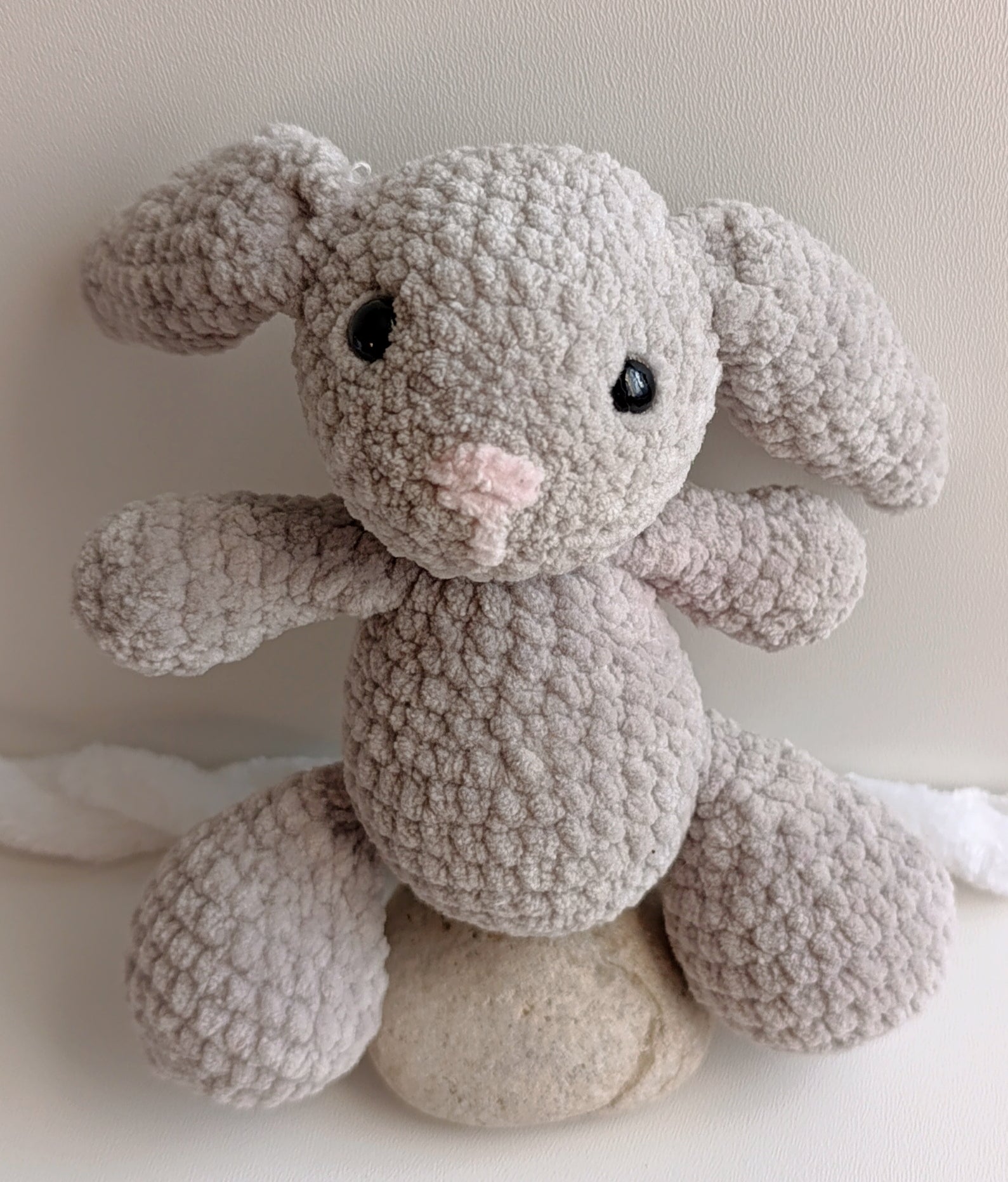 Nagy méretű horgolt nyuszi amigurumi – 30 cm