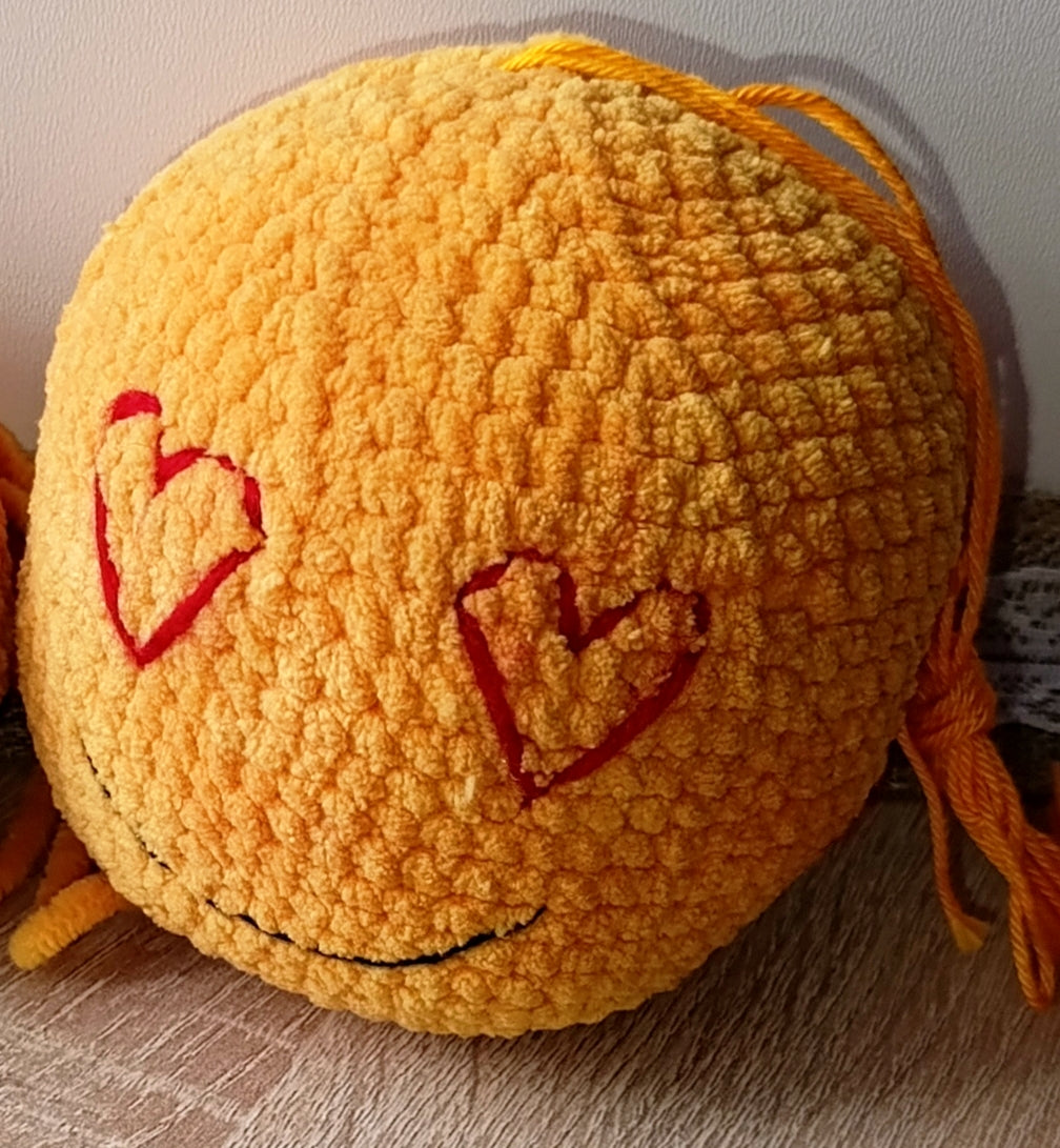 Szerelmes emoji plüss – Szíves szemű amigurumi