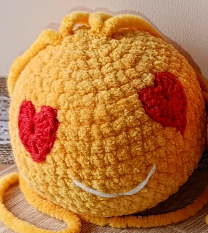 Szerelmes emoji plüss – Szíves szemű amigurumi